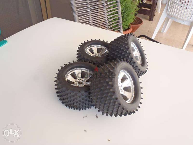 exchange on rc car , traxxas , new tyres , set of 4 tyres ,chrome rims 1