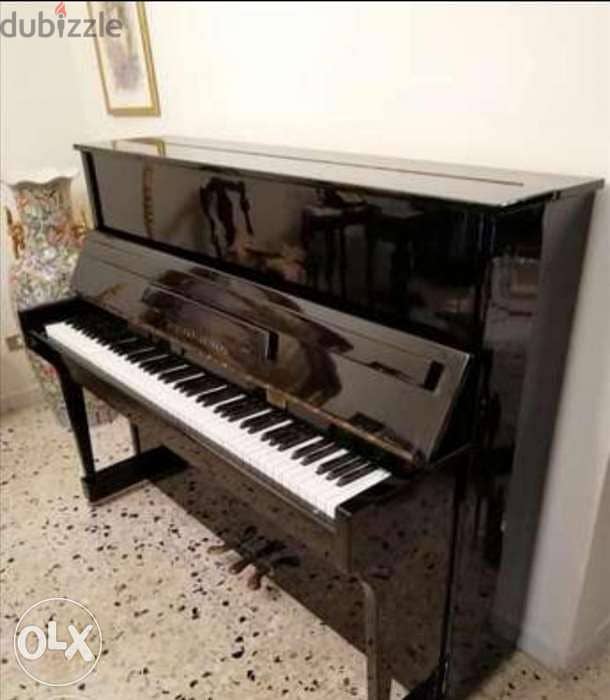 Glossy black piano, from a super-clean company, for excellent quality, 0