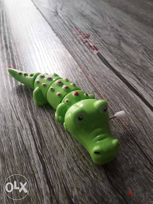 Fast cute crawling crocodile and mouse 4