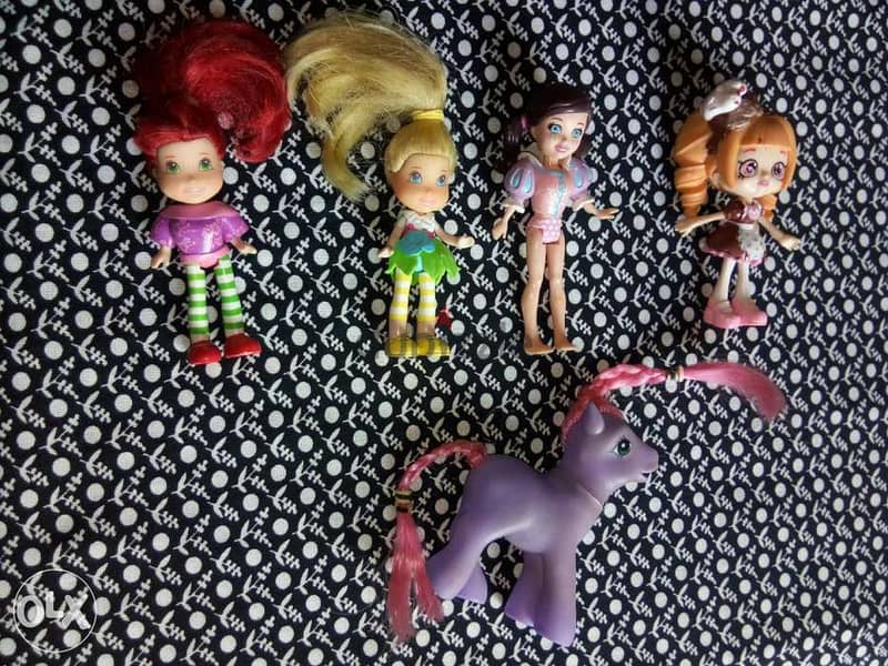 5 Small flexi dolls are: Hasbro -Shopkins -Rainbow. All 5 dolls=18$ 6