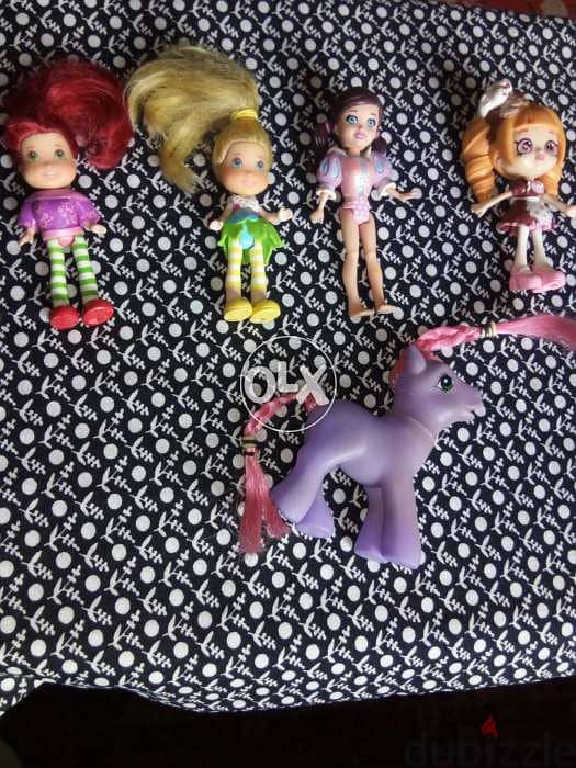 5 Small flexi dolls are: Hasbro -Shopkins -Rainbow. All 5 dolls=20$ 0