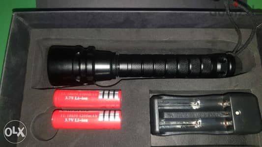 Diving torch ultrafire 1200 lumens 4200 MAH x 2 bateries