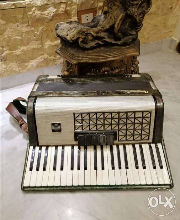 Accordeon made in Italy. Old instrument 1