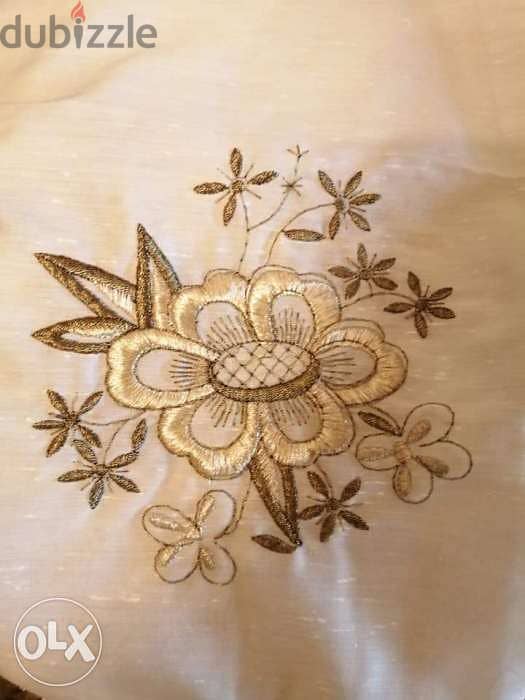 Table cloth gold embroided 1