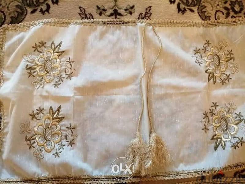 Table cloth gold embroided 3