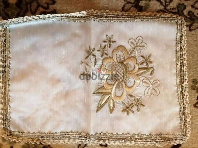 Table cloth gold embroided 4