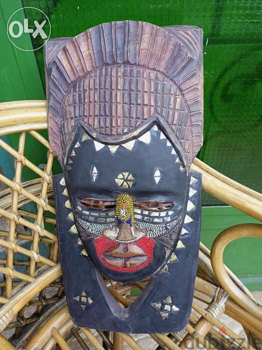 تحفة فنية أفريقية محفورة على خشب مطعمة نحاس وخرز 1