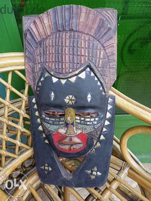 تحفة فنية أفريقية محفورة على خشب مطعمة نحاس وخرز 2