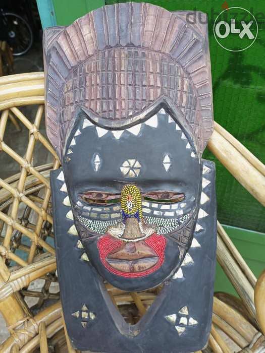 تحفة فنية أفريقية محفورة على خشب مطعمة نحاس وخرز 3