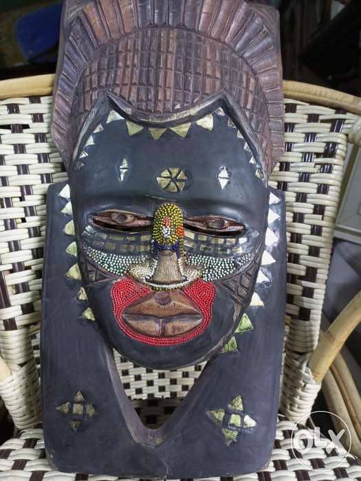 تحفة فنية أفريقية محفورة على خشب مطعمة نحاس وخرز 4