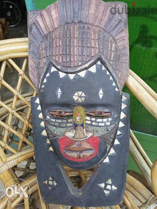 تحفة فنية أفريقية محفورة على خشب مطعمة نحاس وخرز 6