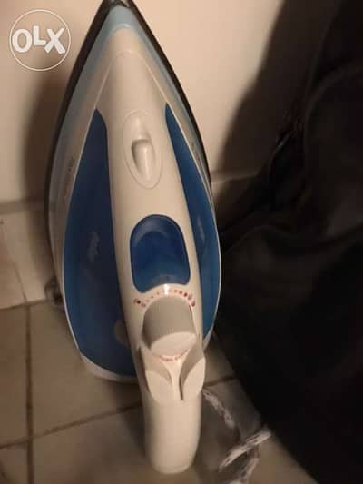 clothes iron مكواة,