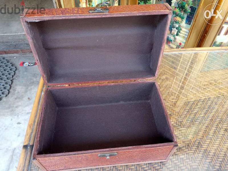 صندوق خشب مبطن من الداخل 1