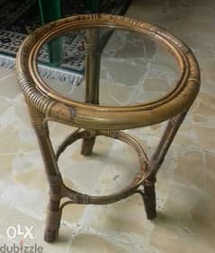طاولة صغيرة خيزران و زجاج قديمة مميزة.