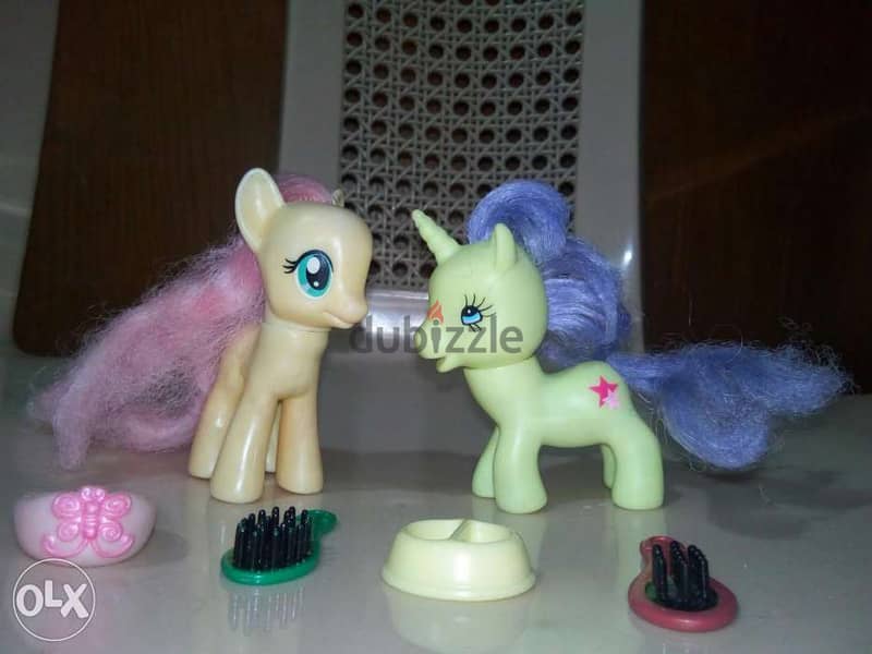2 FAKE SMALL TOYS: LITTLE PONY +UNICORN used good +accessories=10$ 2