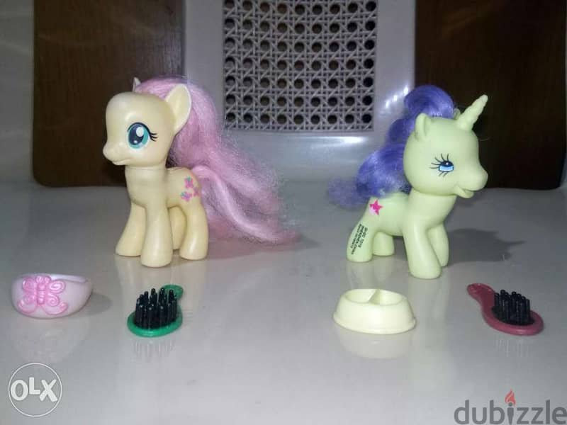 2 FAKE SMALL TOYS: LITTLE PONY +UNICORN used good +accessories=10$ 1