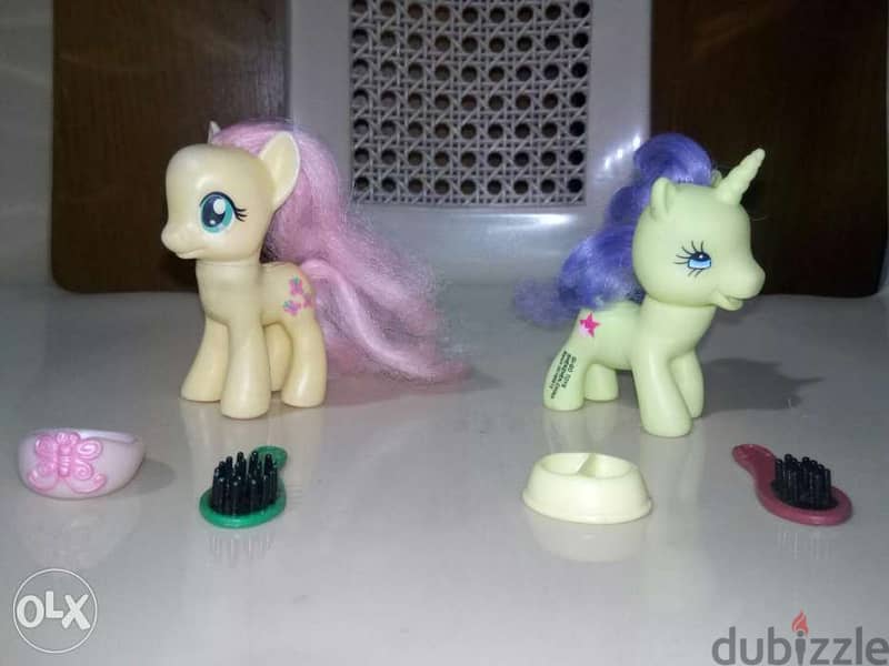 2 FAKE SMALL TOYS: LITTLE PONY +UNICORN used good +accessories=10$ 2