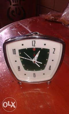 vintage alarm clock منبه قديم يعمل جيدا 0