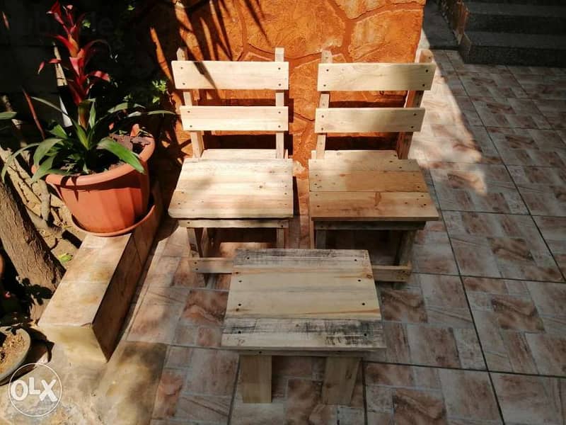 طبلية خشب كرسي عدد٢ مع طاولة wood Pallet 2 chairs and coffe table 3