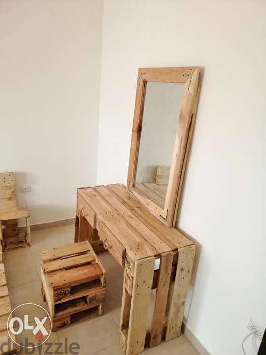 Wood makeup desk with mirror pallets style خزانة ميكياج طبالي خشب 3