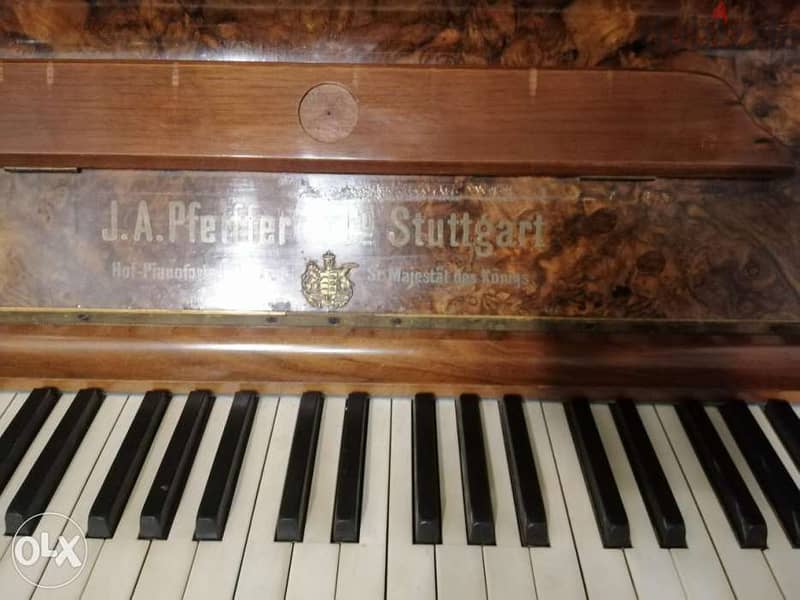 من الروائع بيانو الماني خشب ورد فخم جدا شغل فني مميز شغال للعذف مكفول 3