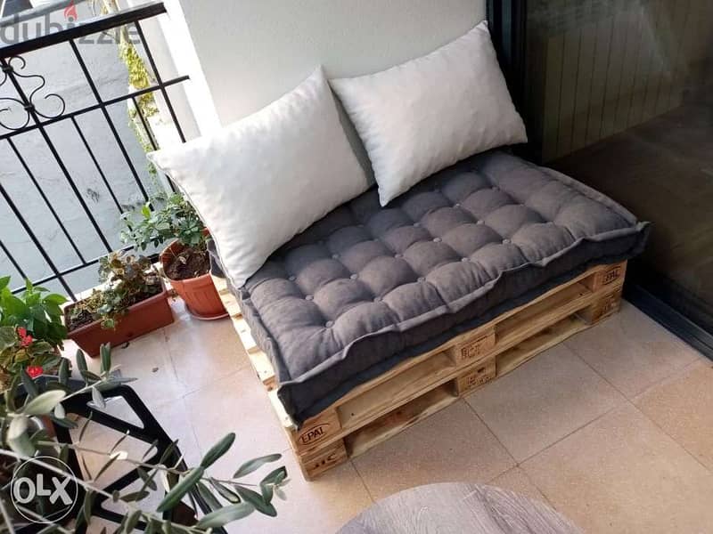 Pallet with cushion and pillow طبلية مع فرش 1