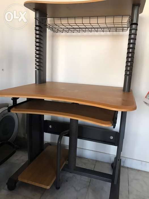 Computer Desk طاولة كمبيوتر 1