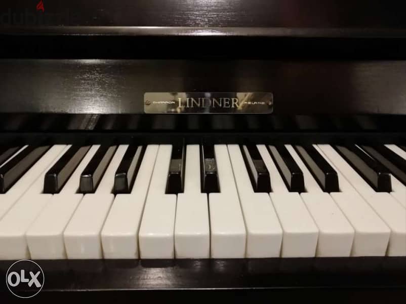 لأصحاب الزوق المميز بيانو رائع جدا للعزف صوت نقي شبه جديد سعر لقطة 1