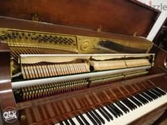 بيانو صنع شركة ياماها للعزف رائع جدا صوت نقي شبه جديد سعر مدروس