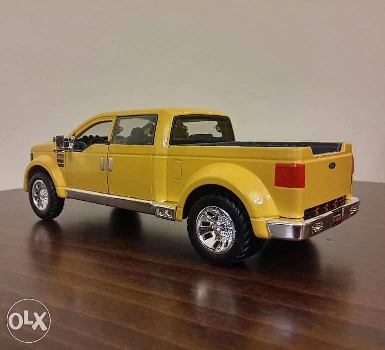 Ford F-350 Super Duty diecast car model 1:24. 3