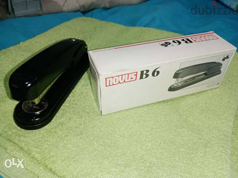 Novus paper puncher and a stapler Made in germany 3