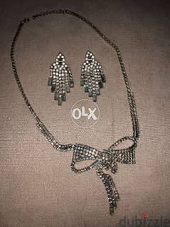 accesories for women; set of necklace and earings, silver color, stras