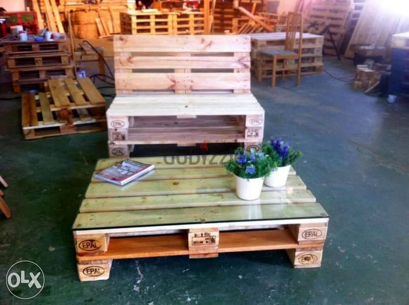 Pallets banch sofa with table glass on the top بنك و طاولة طبالي خشب 1