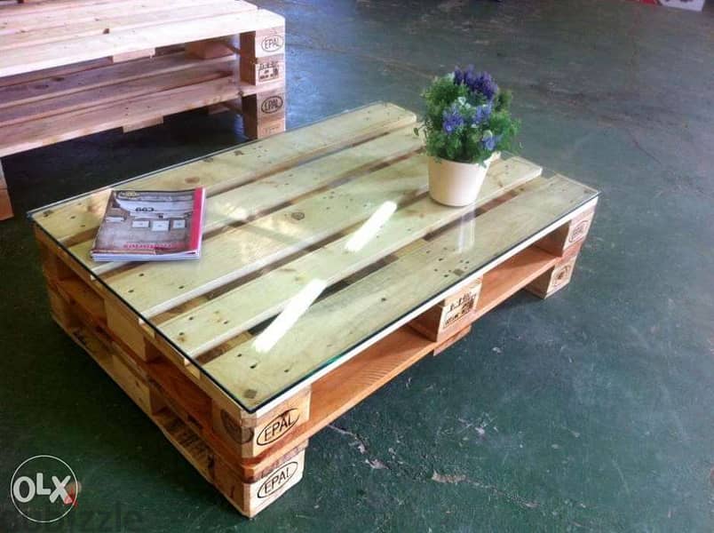 Pallets banch sofa with table glass on the top بنك و طاولة طبالي خشب 2