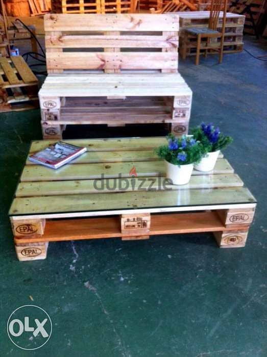Pallets banch sofa with table glass on the top بنك و طاولة طبالي خشب 3