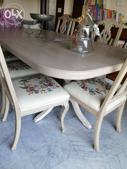 An antique dining room with 8 chairs and a dressoir 0