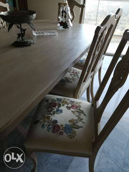 An antique dining room with 8 chairs and a dressoir 2