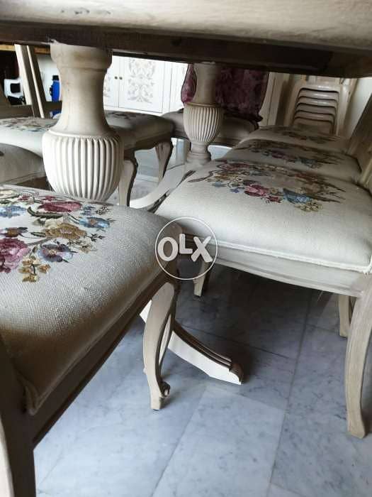 An antique dining room with 8 chairs and a dressoir 4