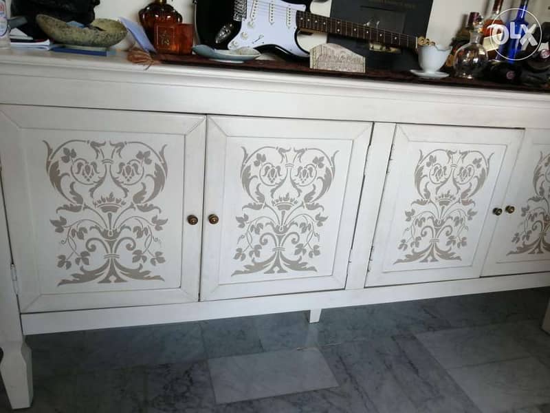 An antique dining room with 8 chairs and a dressoir 5