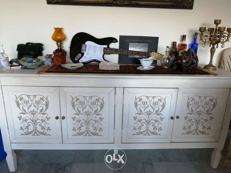 An antique dining room with 8 chairs and a dressoir 6