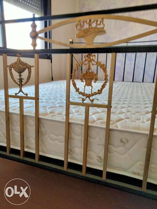 Bed queen size 1