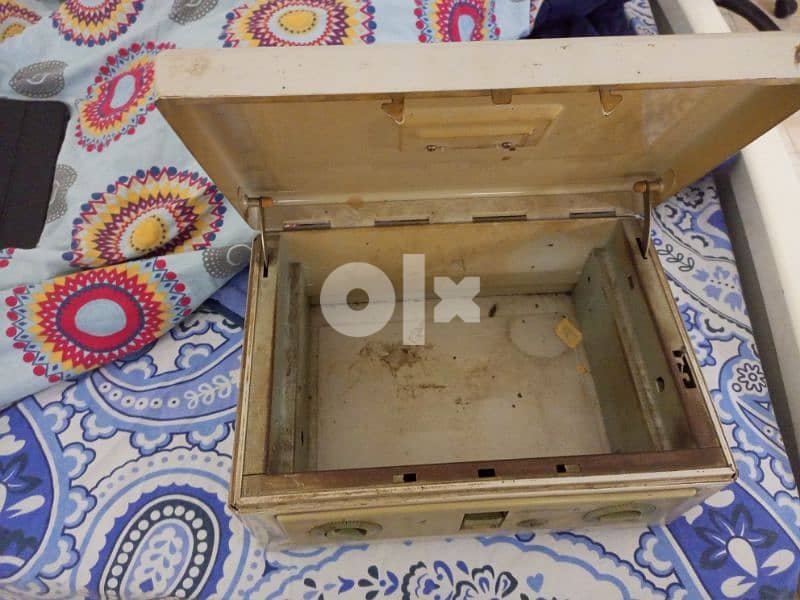 small safe خزنة صغيرة 1