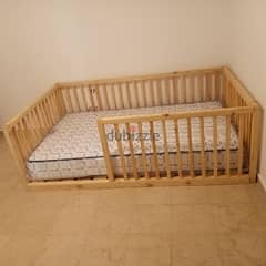 baby bed with safety frame تخت اطفال مع حماية خشب