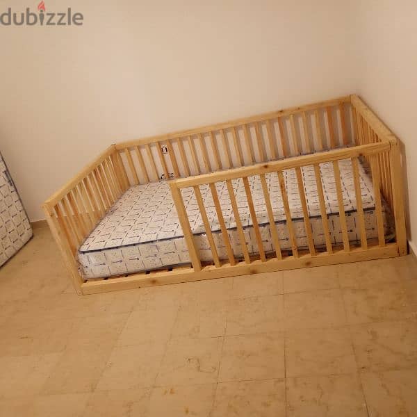 baby bed with safety frame تخت اطفال مع حماية خشب 2