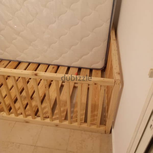 baby bed with safety frame تخت اطفال مع حماية خشب 3