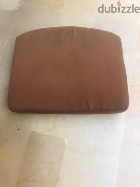 Chair cushions (50pcs 2000000 LL) 9