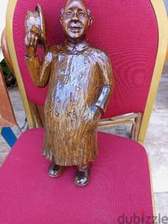 تمثال خشب لرئيس وزراء بريطانيا تشرشل