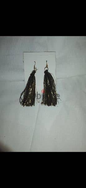 pick 3 earrings for 3= 10$ 7