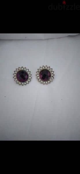 pick 3 earrings for 3= 10$ 11