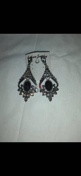pick 3 earrings for 3= 10$ 17